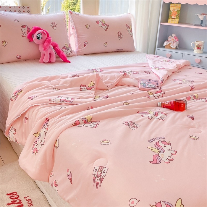 91家纺网 家纺一手货源 找家纺 2026新款A类针织棉被芯夏凉被春秋被冬被儿童学生成人冬被加厚被子大豆被—影棚图 粉色独角兽