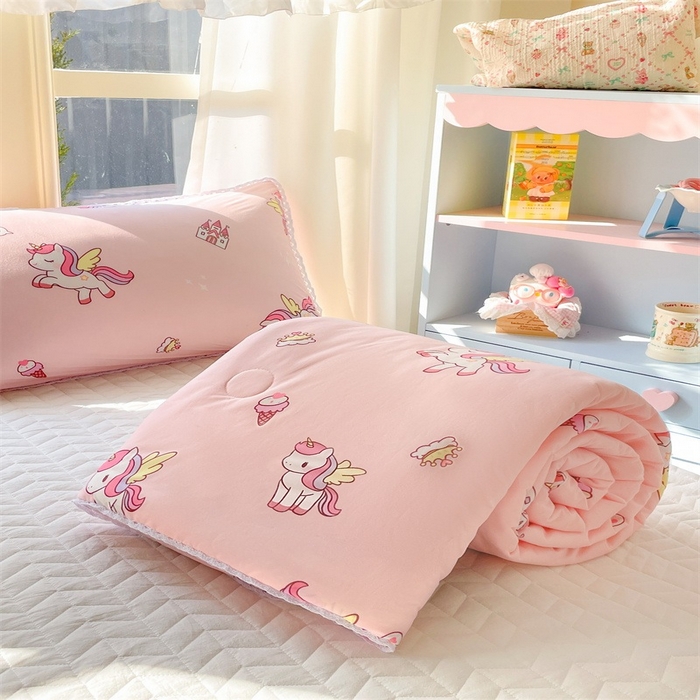 91家纺网 家纺一手货源 找家纺 2026新款A类针织棉被芯夏凉被春秋被冬被儿童学生成人冬被加厚被子大豆被—影棚图 粉色独角兽