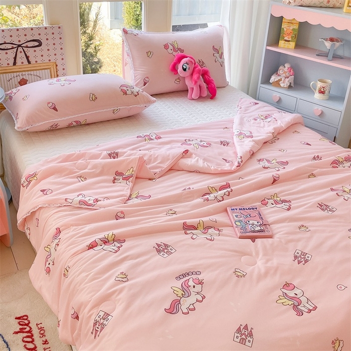 91家纺网 家纺一手货源 找家纺 2026新款A类针织棉被芯夏凉被春秋被冬被儿童学生成人冬被加厚被子大豆被—影棚图 粉色独角兽