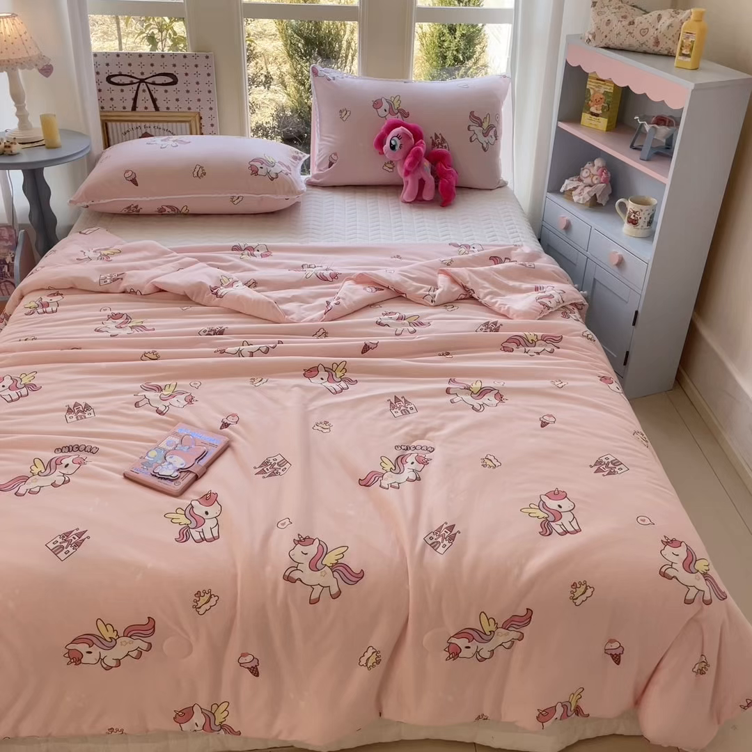 91家纺网 家纺一手货源 找家纺 2026新款A类针织棉被芯夏凉被春秋被冬被儿童学生成人冬被加厚被子大豆被—影棚图 粉色独角兽