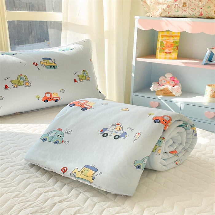 91家纺网 家纺一手货源 找家纺 2026新款A类针织棉被芯夏凉被春秋被冬被儿童学生成人冬被加厚被子大豆被—影棚图 汽车总动员