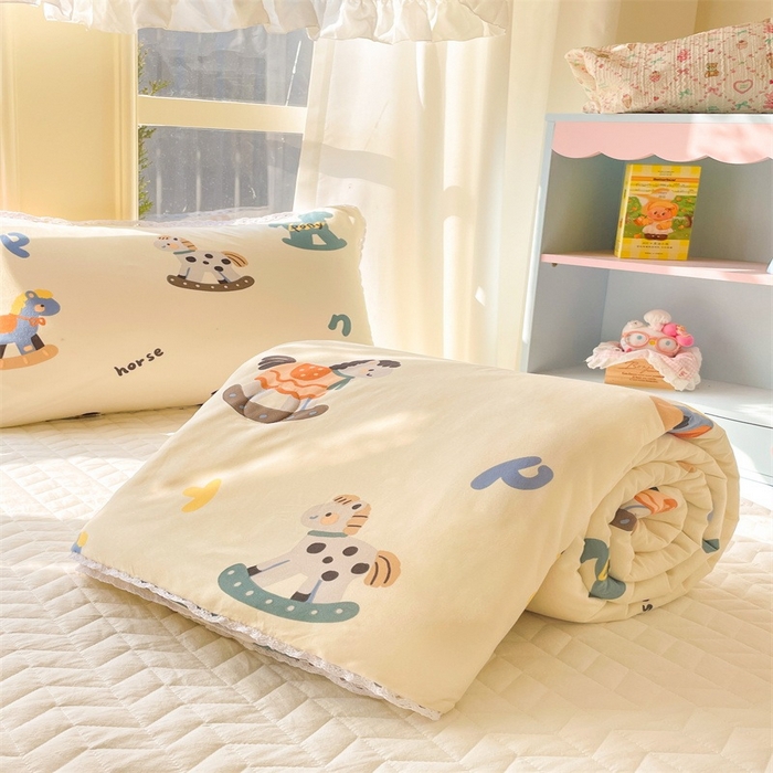 91家纺网 家纺一手货源 找家纺 2026新款A类针织棉被芯夏凉被春秋被冬被儿童学生成人冬被加厚被子大豆被—影棚图 小木马