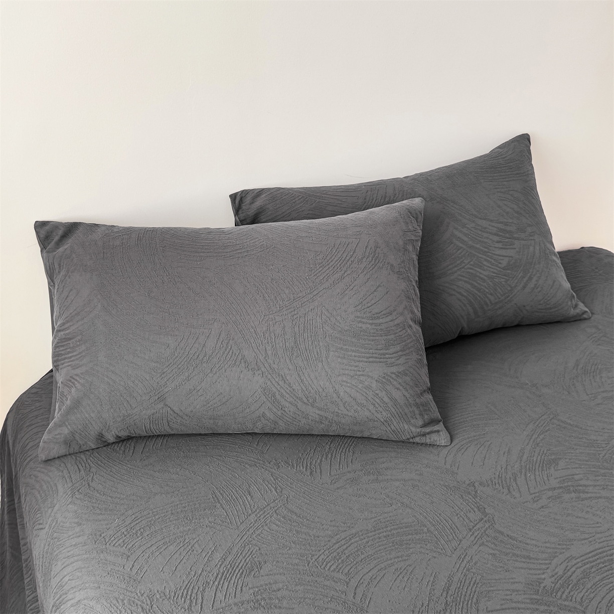 91家纺网 家纺一手货源 找家纺 女子家纺 2026新款全棉厚织三层水洗色织提花床单 柔丝漫语-素墨