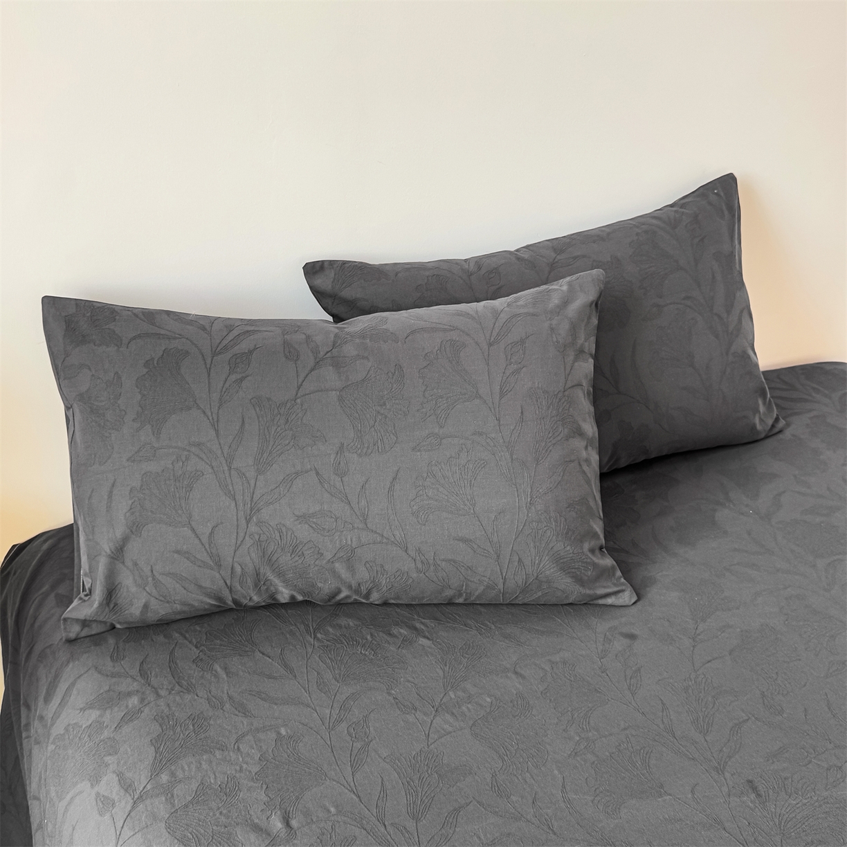 91家纺网 家纺一手货源 找家纺 女子家纺 2026新款全棉厚织三层水洗色织提花床单 芳菲-素墨