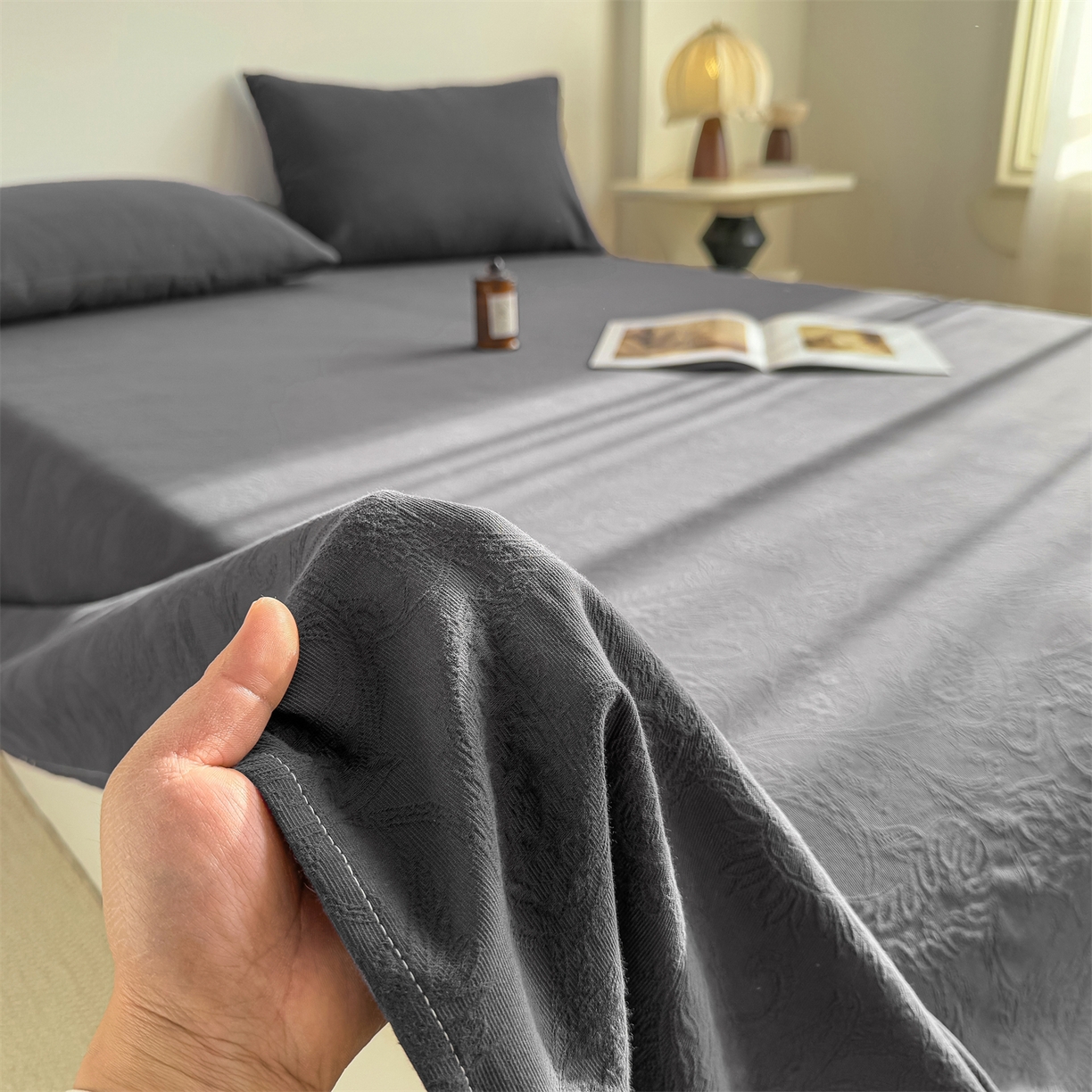 91家纺网 家纺一手货源 找家纺 女子家纺 2026新款全棉厚织三层水洗色织提花床单 罗格西亚-素墨