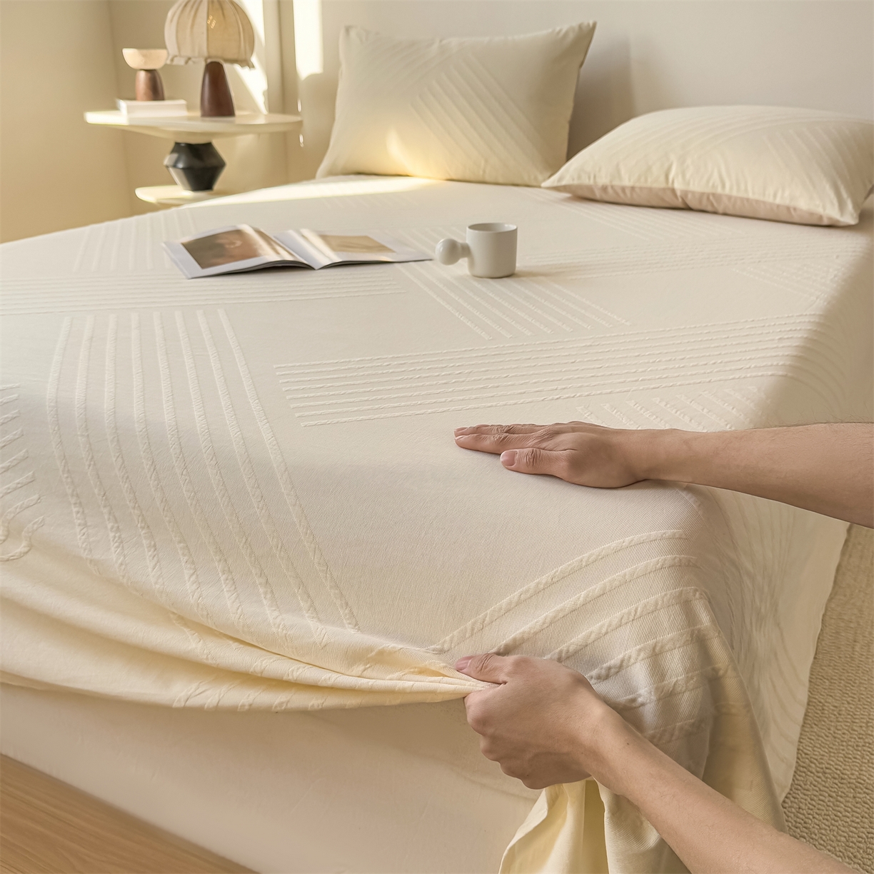 91家纺网 家纺一手货源 找家纺 女子家纺 2026新款全棉厚织三层水洗色织提花床单 云汐-杏仁奶霜