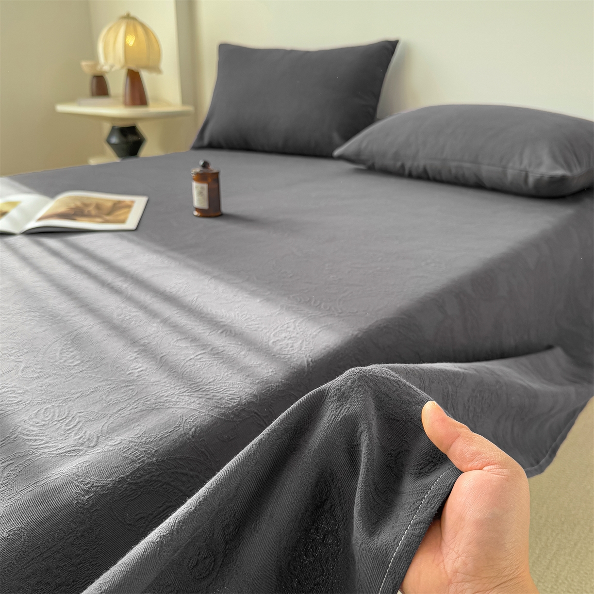 91家纺网 家纺一手货源 找家纺 女子家纺 2026新款全棉厚织三层水洗色织提花床单 罗格西亚-素墨