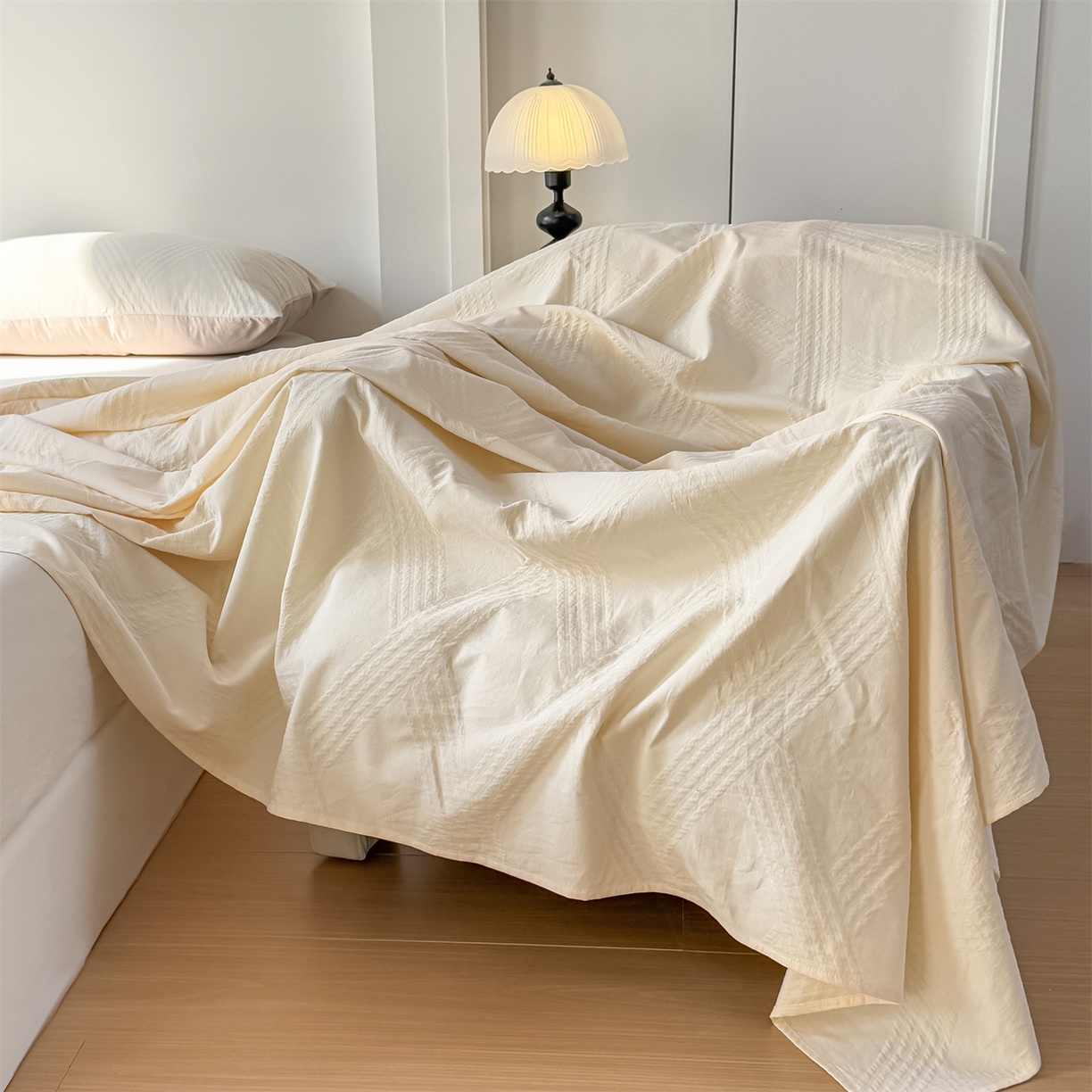 91家纺网 家纺一手货源 找家纺 女子家纺 2026新款全棉厚织三层水洗色织提花床单 维希-杏仁奶霜