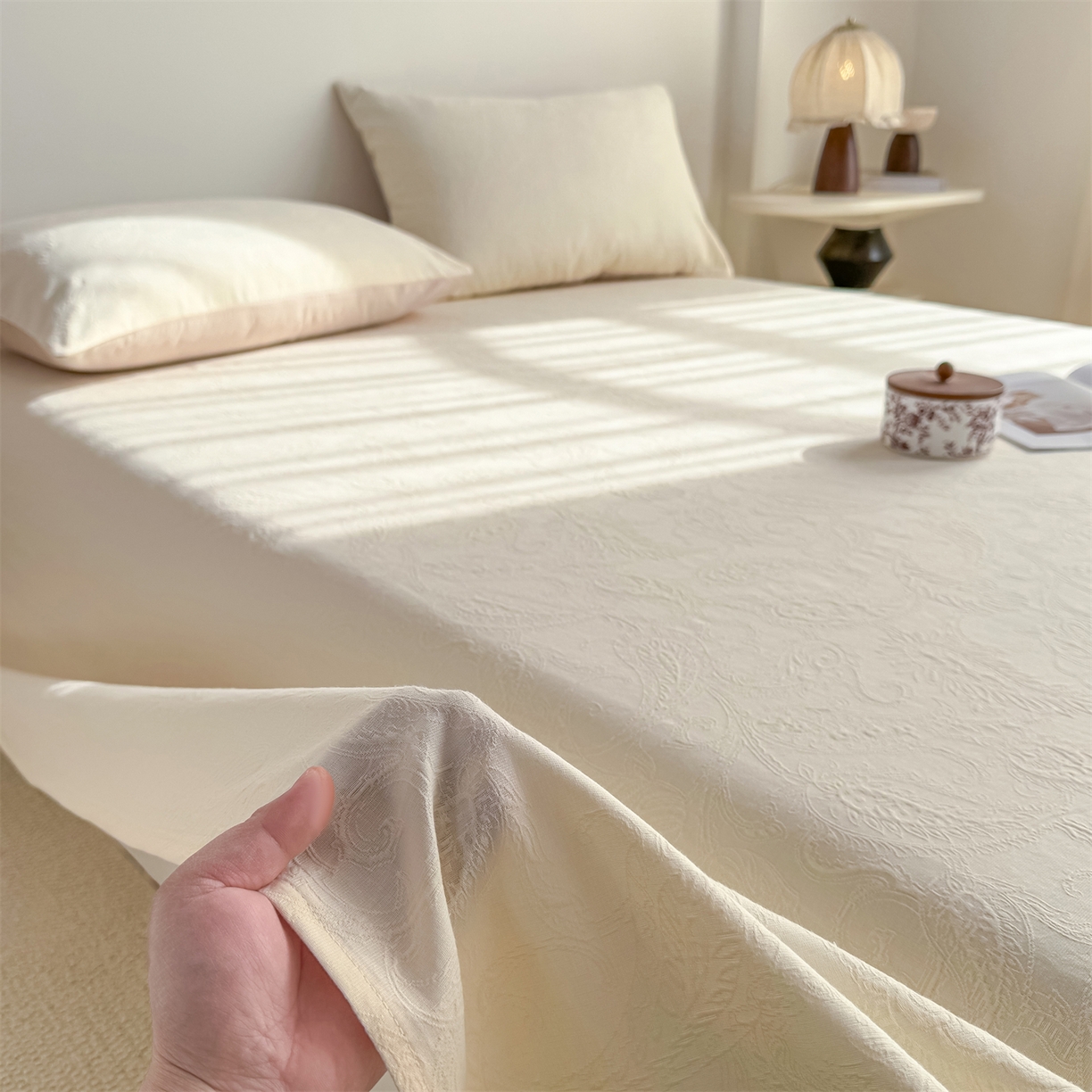 91家纺网 家纺一手货源 找家纺 女子家纺 2026新款全棉厚织三层水洗色织提花床单 罗格西亚-杏仁奶霜