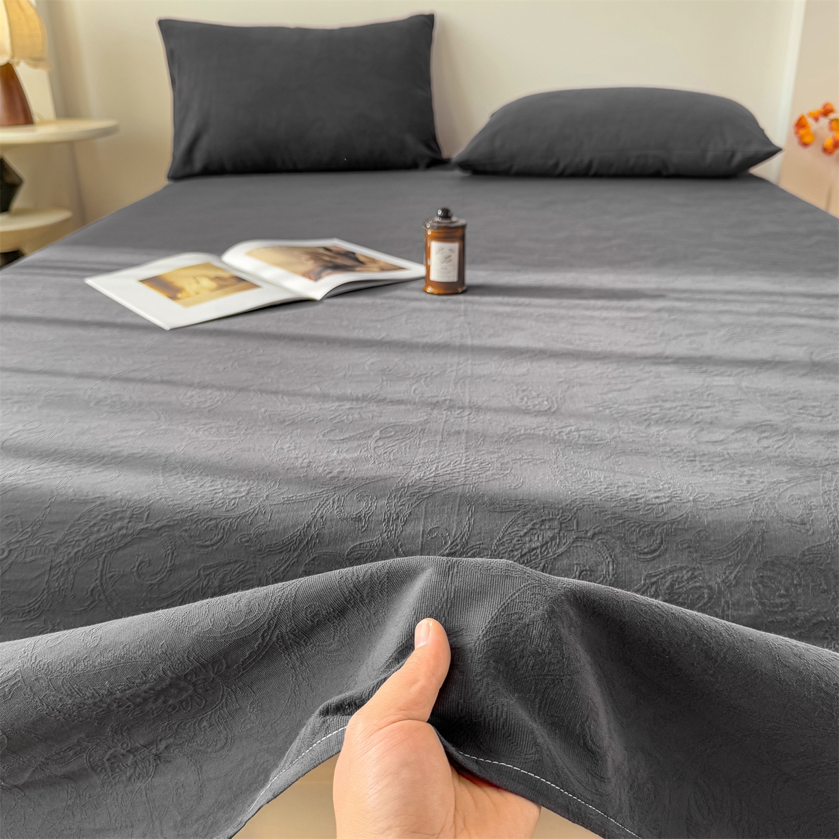 91家纺网 家纺一手货源 找家纺 女子家纺 2026新款全棉厚织三层水洗色织提花床单 罗格西亚-素墨