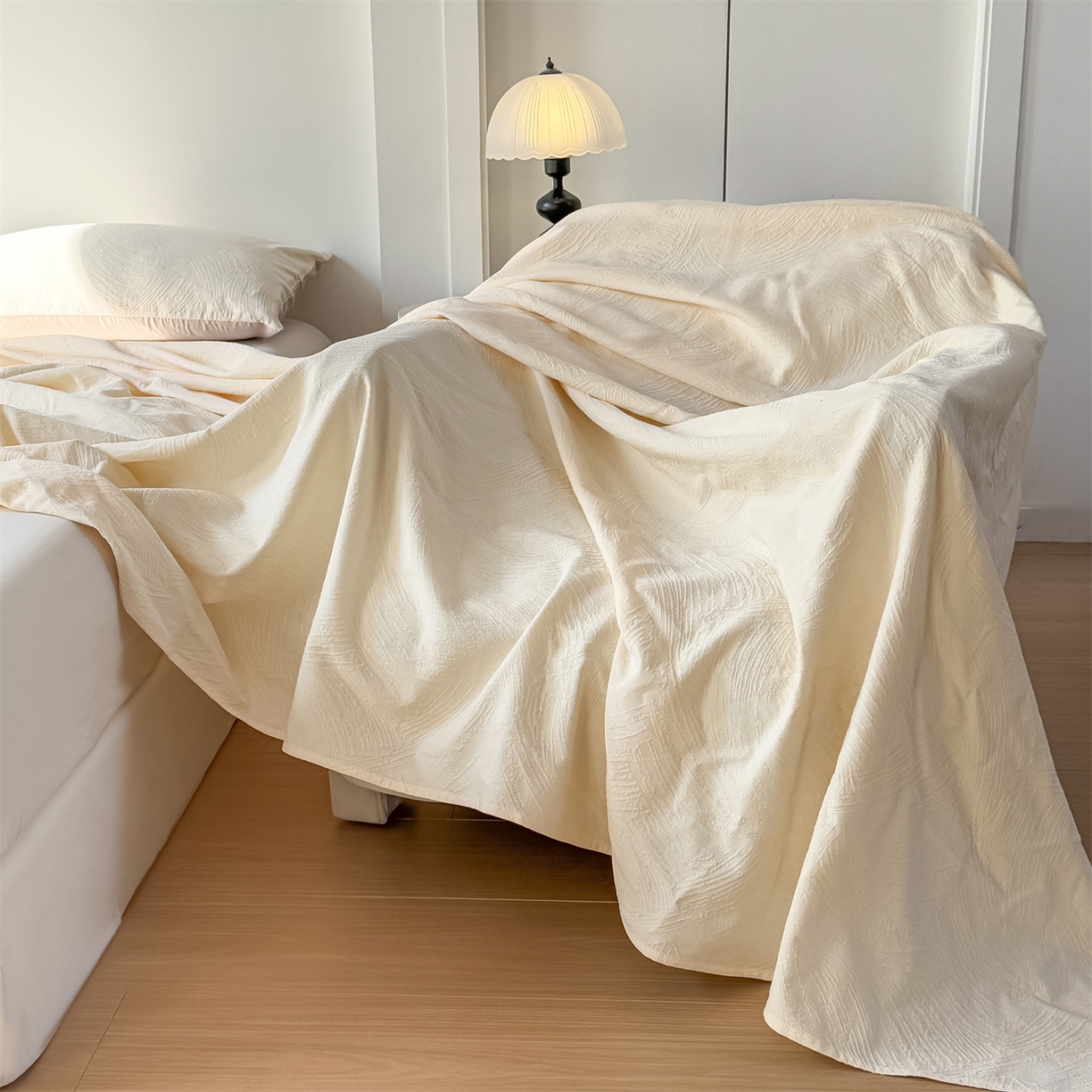 91家纺网 家纺一手货源 找家纺 女子家纺 2026新款全棉厚织三层水洗色织提花床单 柔丝漫语-杏仁奶霜