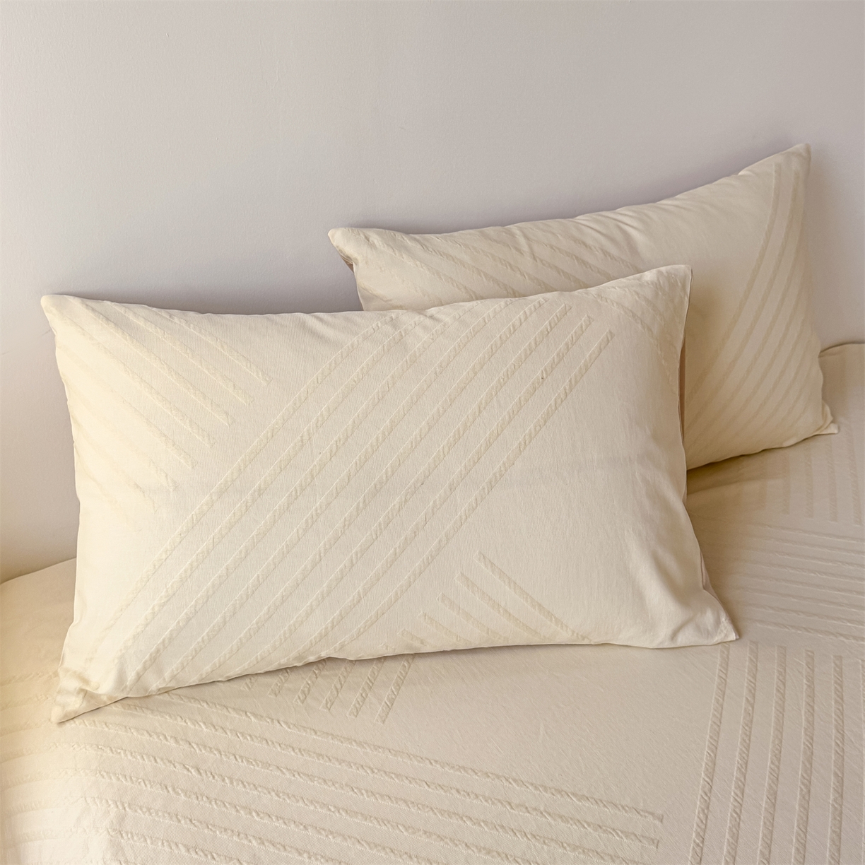 91家纺网 家纺一手货源 找家纺 女子家纺 2026新款全棉厚织三层水洗色织提花床单 云汐-杏仁奶霜