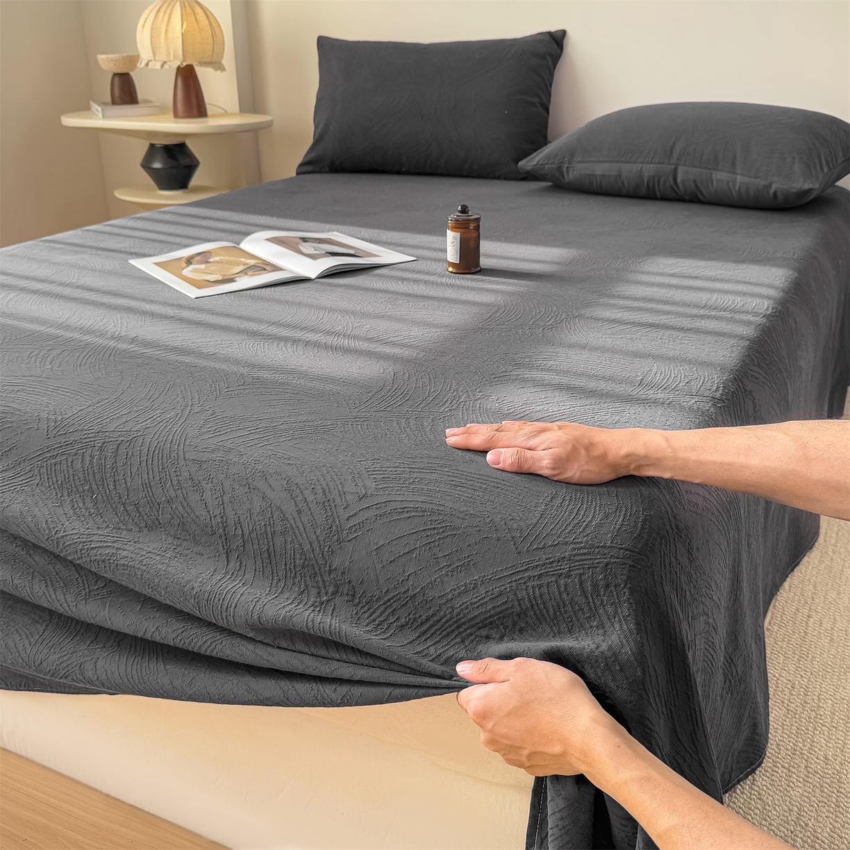 91家纺网 家纺一手货源 找家纺 女子家纺 2026新款全棉厚织三层水洗色织提花床单 柔丝漫语-素墨