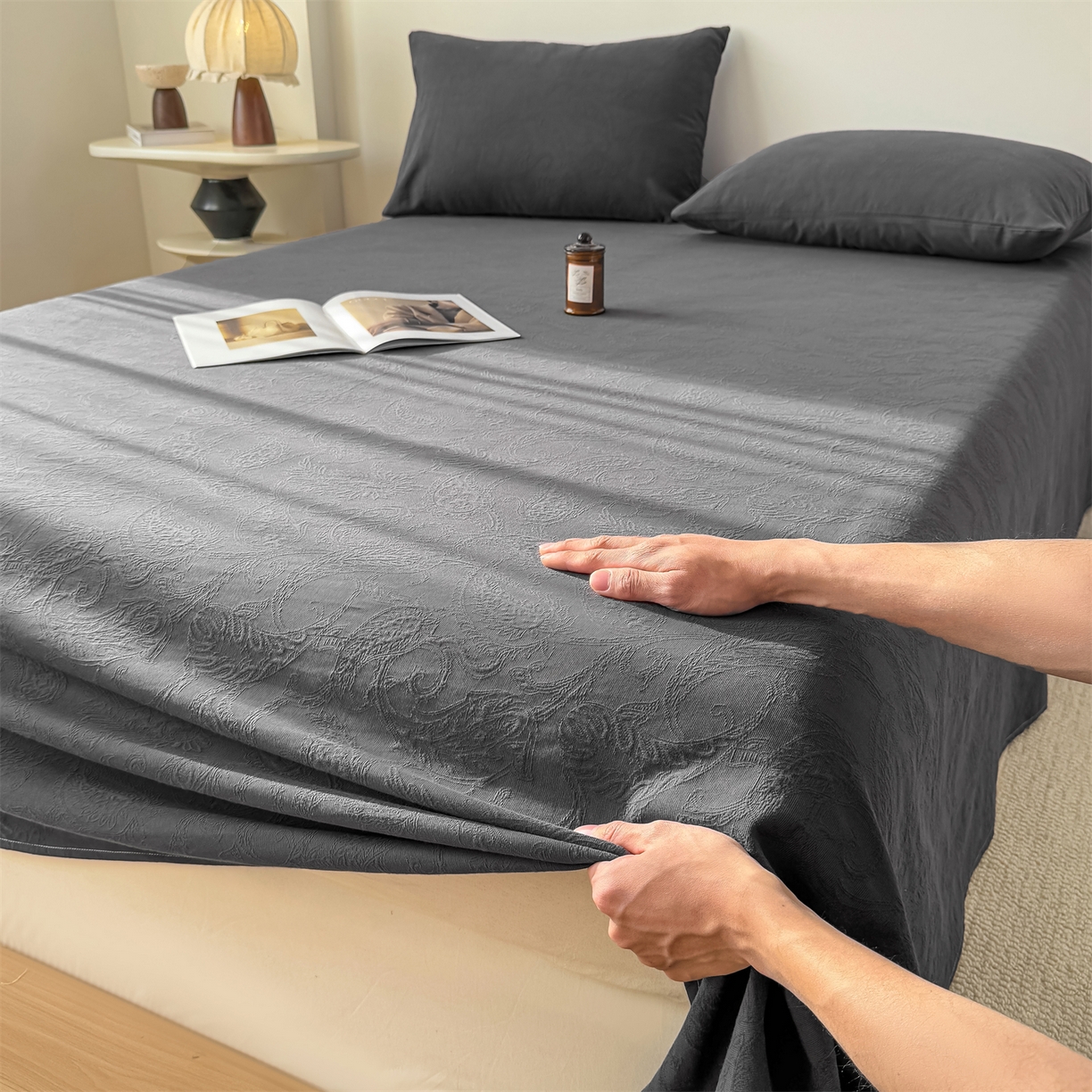 91家纺网 家纺一手货源 找家纺 女子家纺 2026新款全棉厚织三层水洗色织提花床单 罗格西亚-素墨