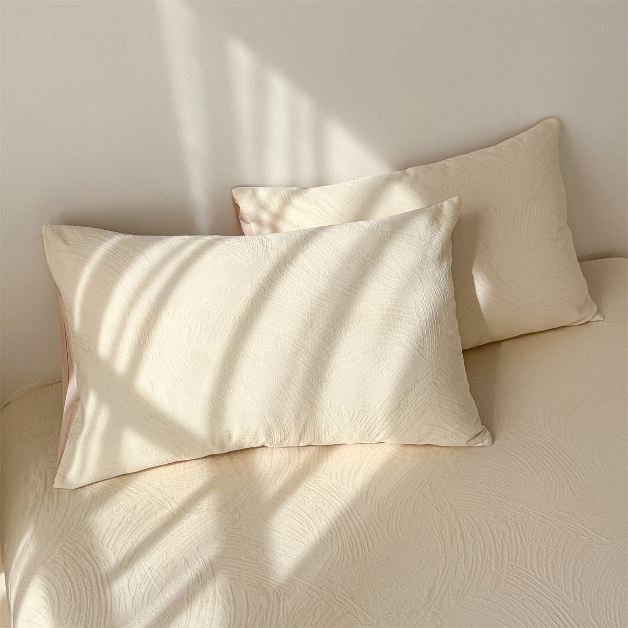 91家纺网 家纺一手货源 找家纺 女子家纺 2026新款全棉厚织三层水洗色织提花床单 柔丝漫语-杏仁奶霜