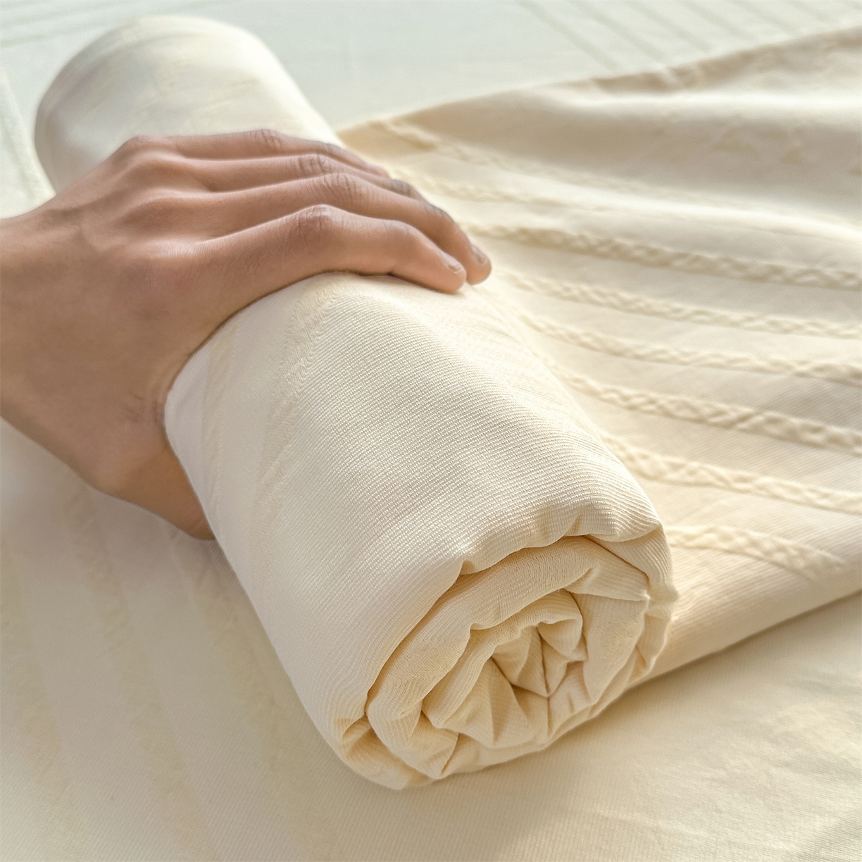 91家纺网 家纺一手货源 找家纺 女子家纺 2026新款全棉厚织三层水洗色织提花床单 云汐-杏仁奶霜