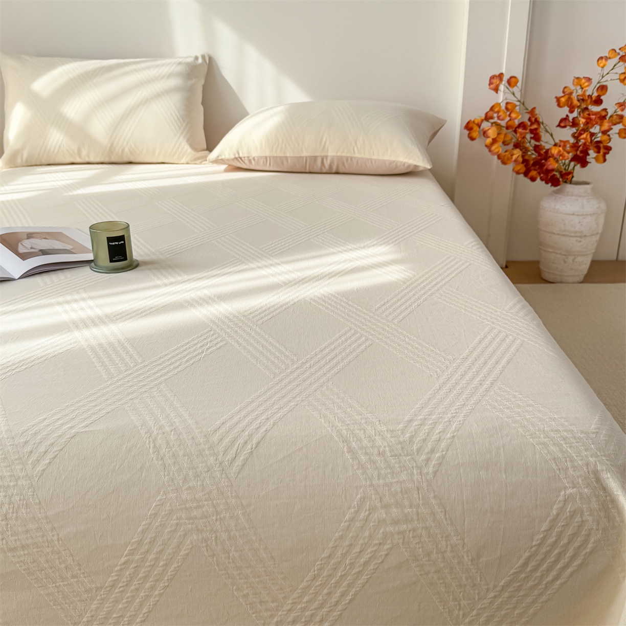 91家纺网 家纺一手货源 找家纺 女子家纺 2026新款全棉厚织三层水洗色织提花床单 维希-杏仁奶霜