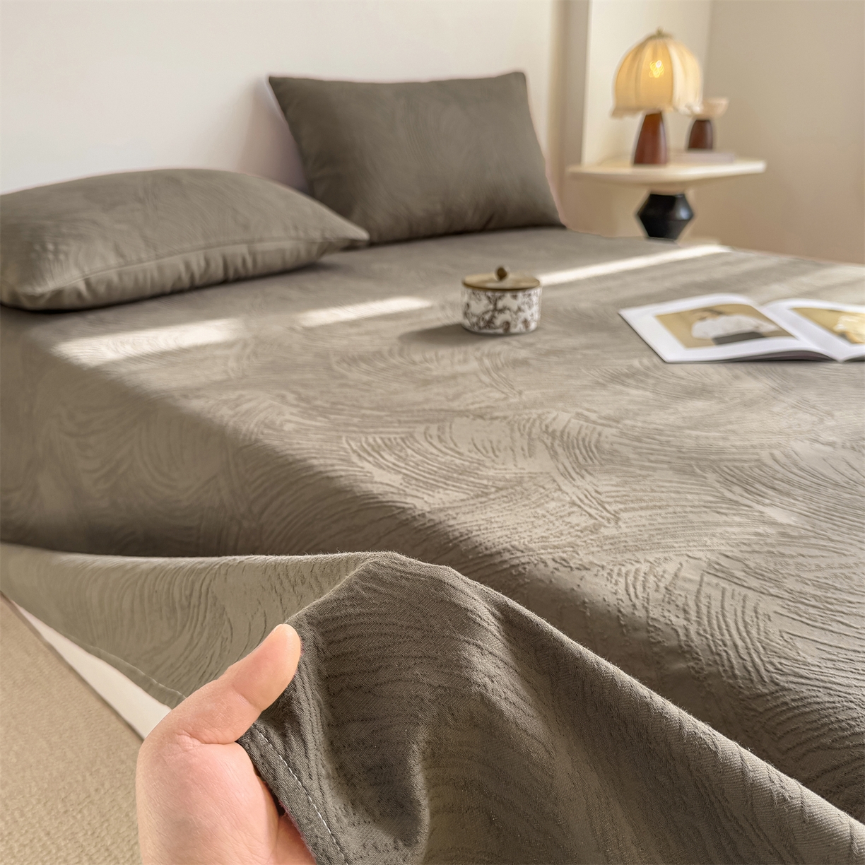 91家纺网 家纺一手货源 找家纺 女子家纺 2026新款全棉厚织三层水洗色织提花床单 柔丝漫语-摩卡