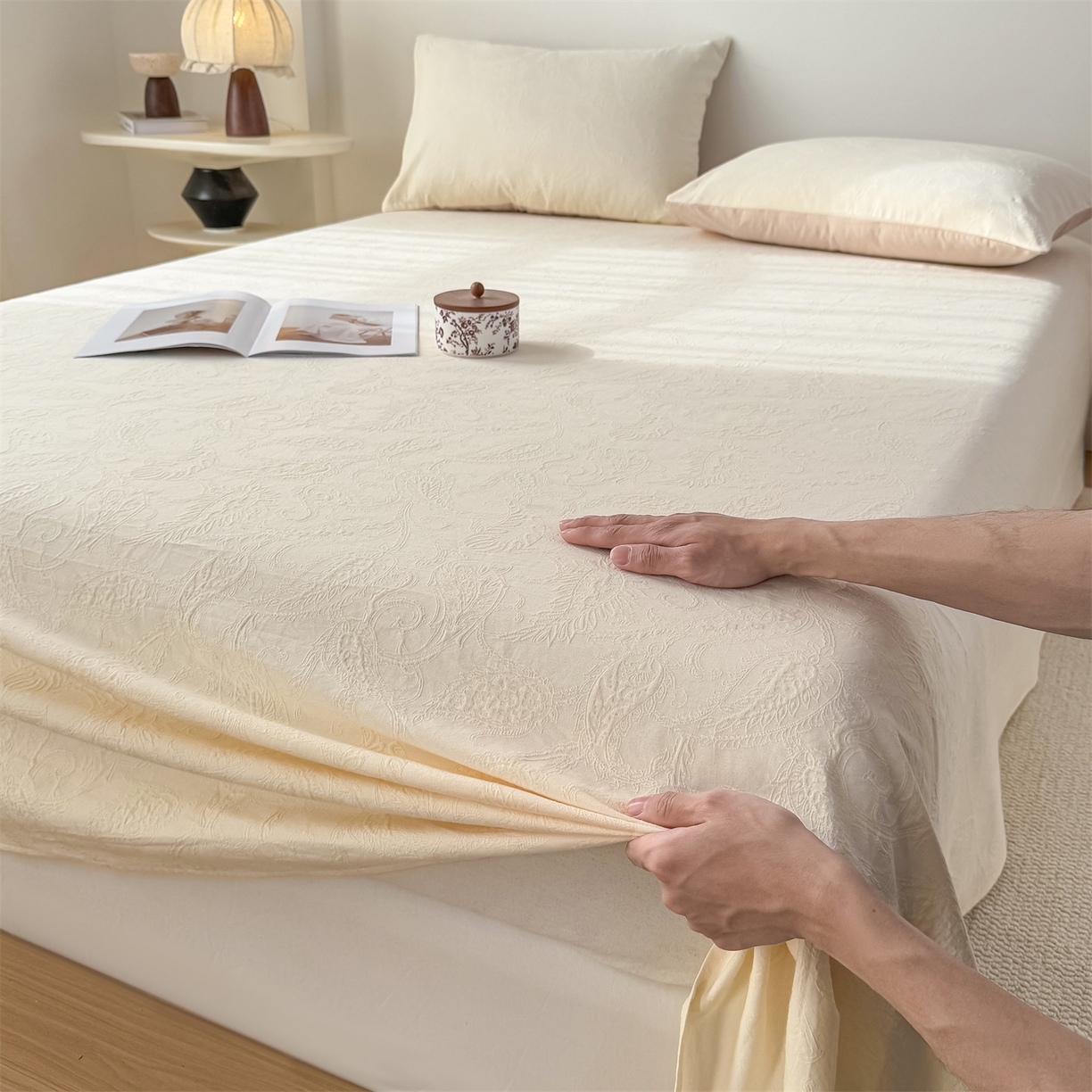 91家纺网 家纺一手货源 找家纺 女子家纺 2026新款全棉厚织三层水洗色织提花床单 罗格西亚-杏仁奶霜