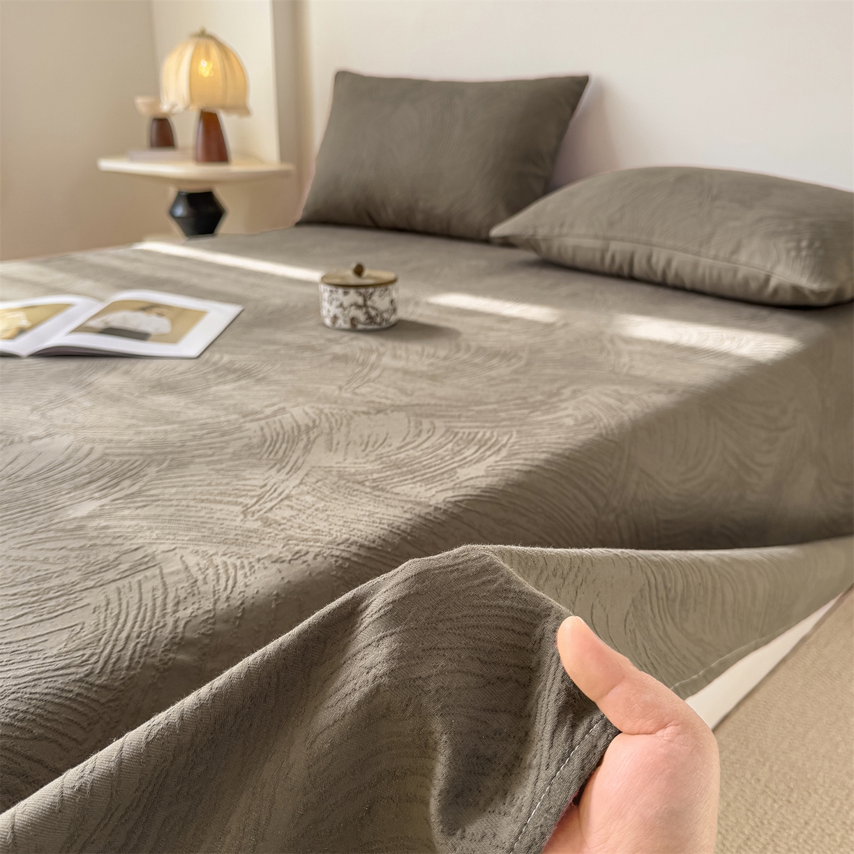 91家纺网 家纺一手货源 找家纺 女子家纺 2026新款全棉厚织三层水洗色织提花床单 柔丝漫语-摩卡