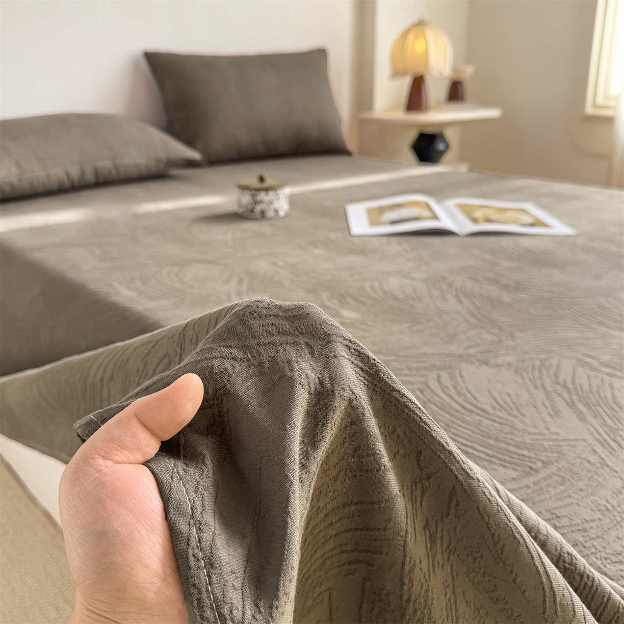 91家纺网 家纺一手货源 找家纺 女子家纺 2026新款全棉厚织三层水洗色织提花床单 柔丝漫语-摩卡