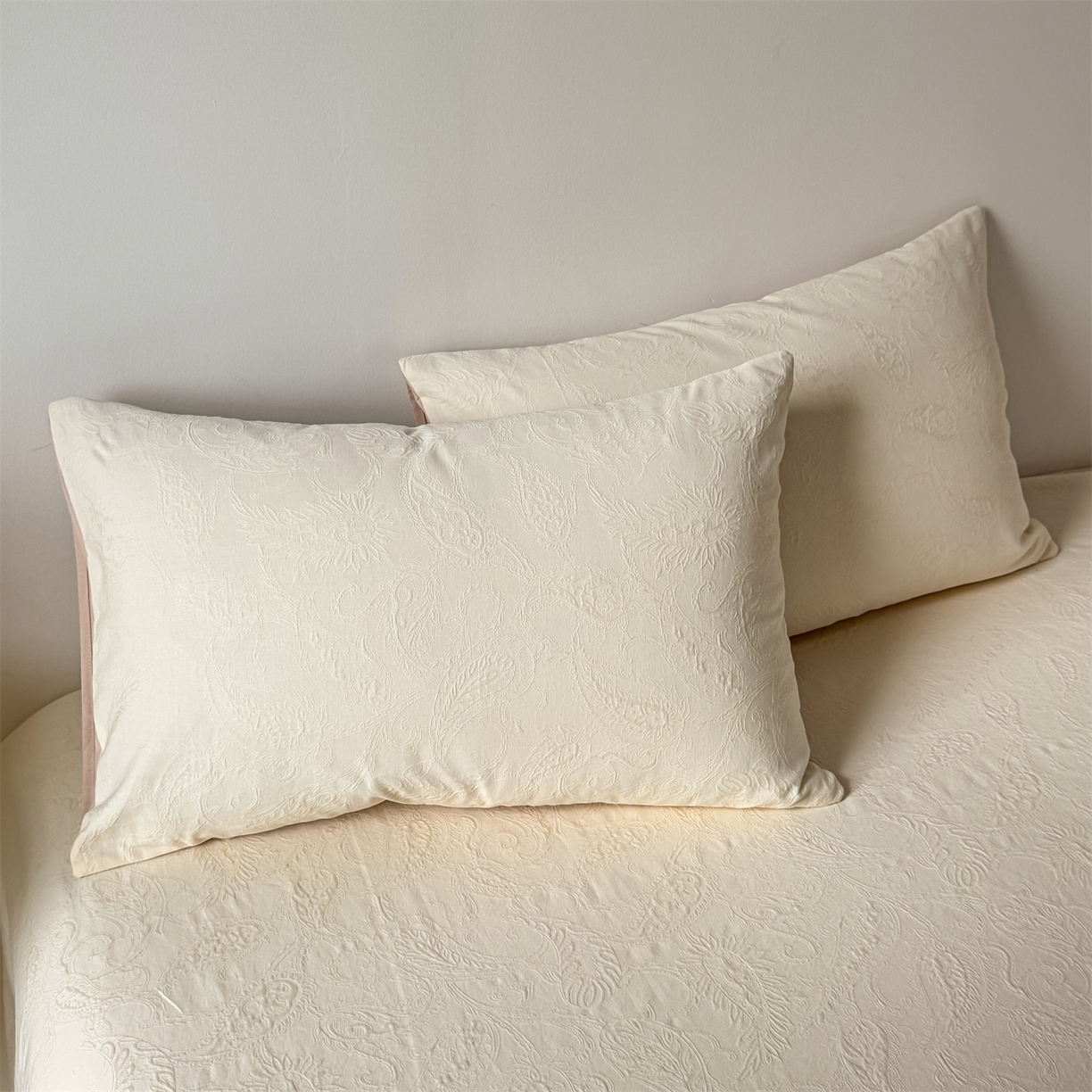 91家纺网 家纺一手货源 找家纺 女子家纺 2026新款全棉厚织三层水洗色织提花床单 罗格西亚-杏仁奶霜