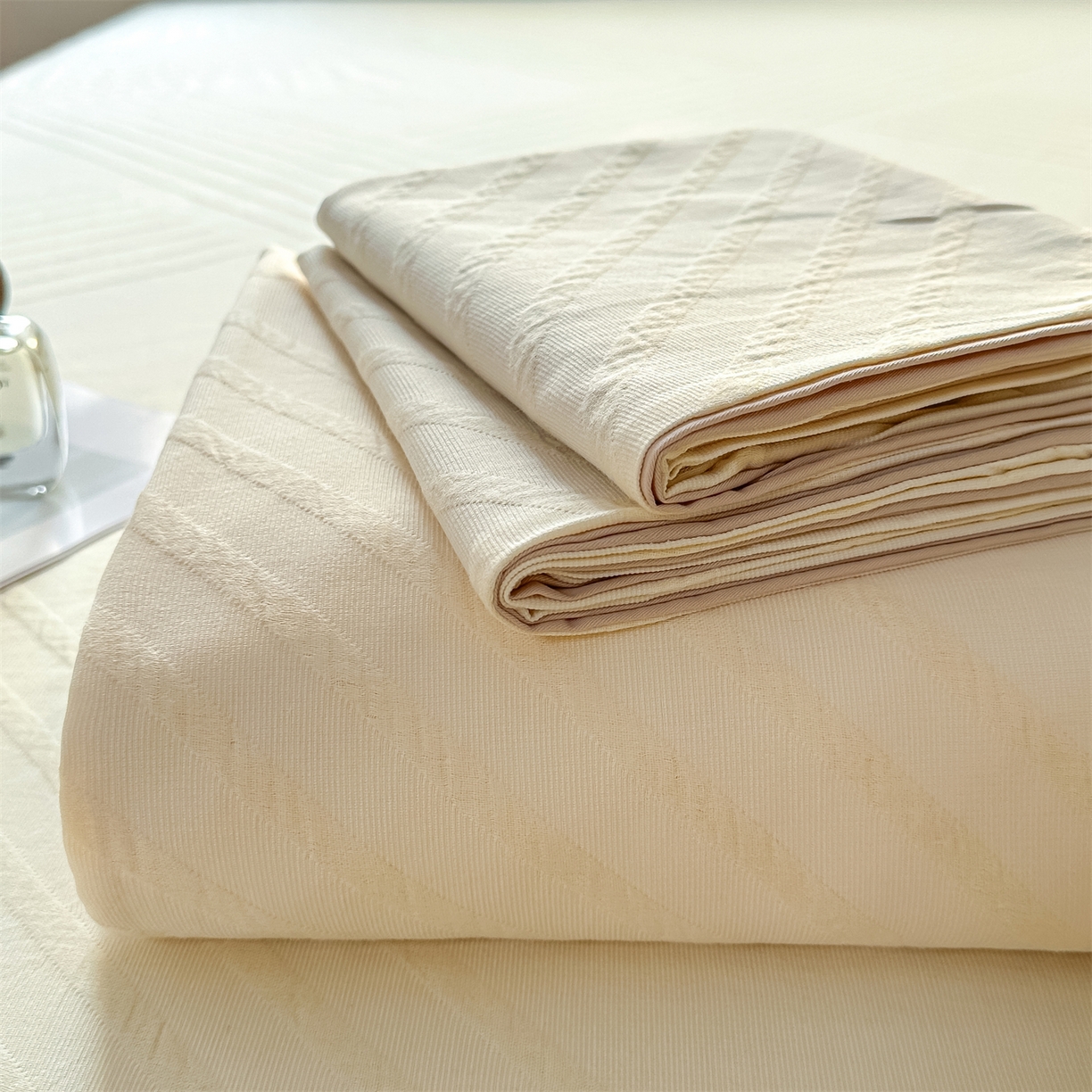 91家纺网 家纺一手货源 找家纺 女子家纺 2026新款全棉厚织三层水洗色织提花床单 云汐-杏仁奶霜