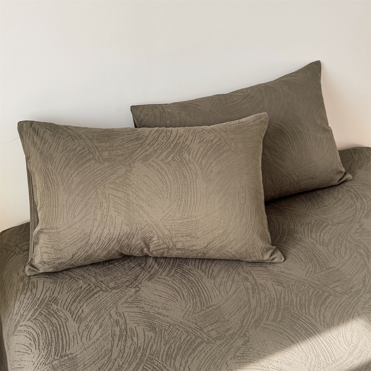 91家纺网 家纺一手货源 找家纺 女子家纺 2026新款全棉厚织三层水洗色织提花床单 柔丝漫语-摩卡