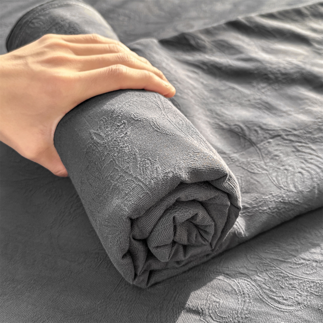 91家纺网 家纺一手货源 找家纺 女子家纺 2026新款全棉厚织三层水洗色织提花床单 罗格西亚-素墨