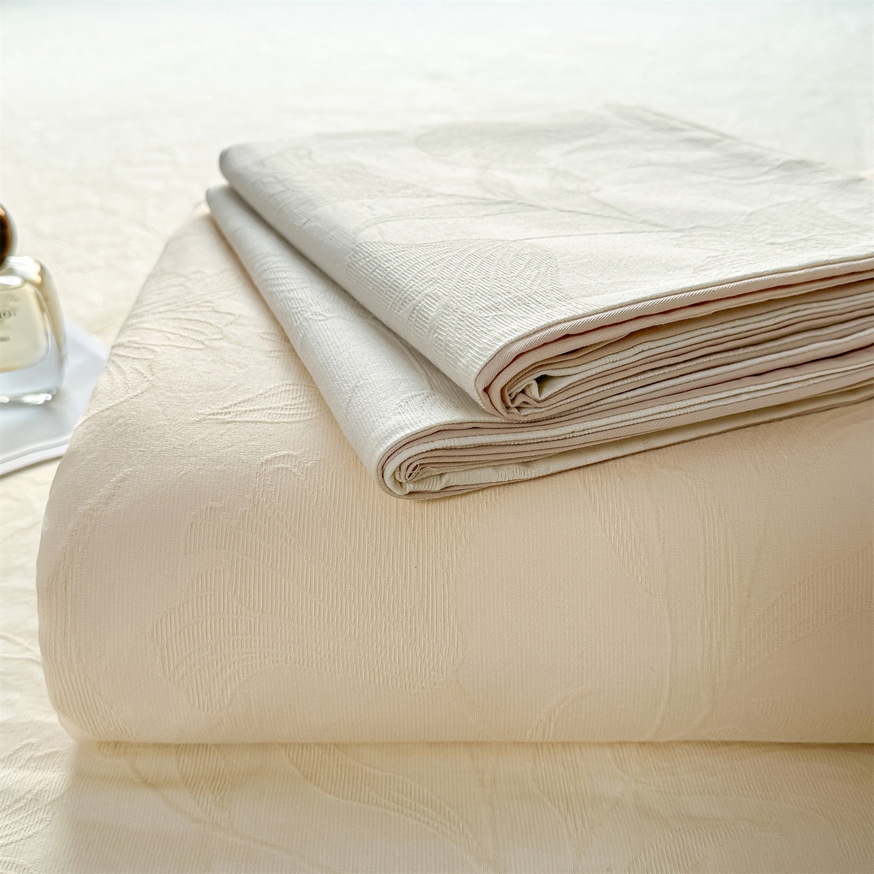 91家纺网 家纺一手货源 找家纺 女子家纺 2026新款全棉厚织三层水洗色织提花床单 芳菲-杏仁奶霜