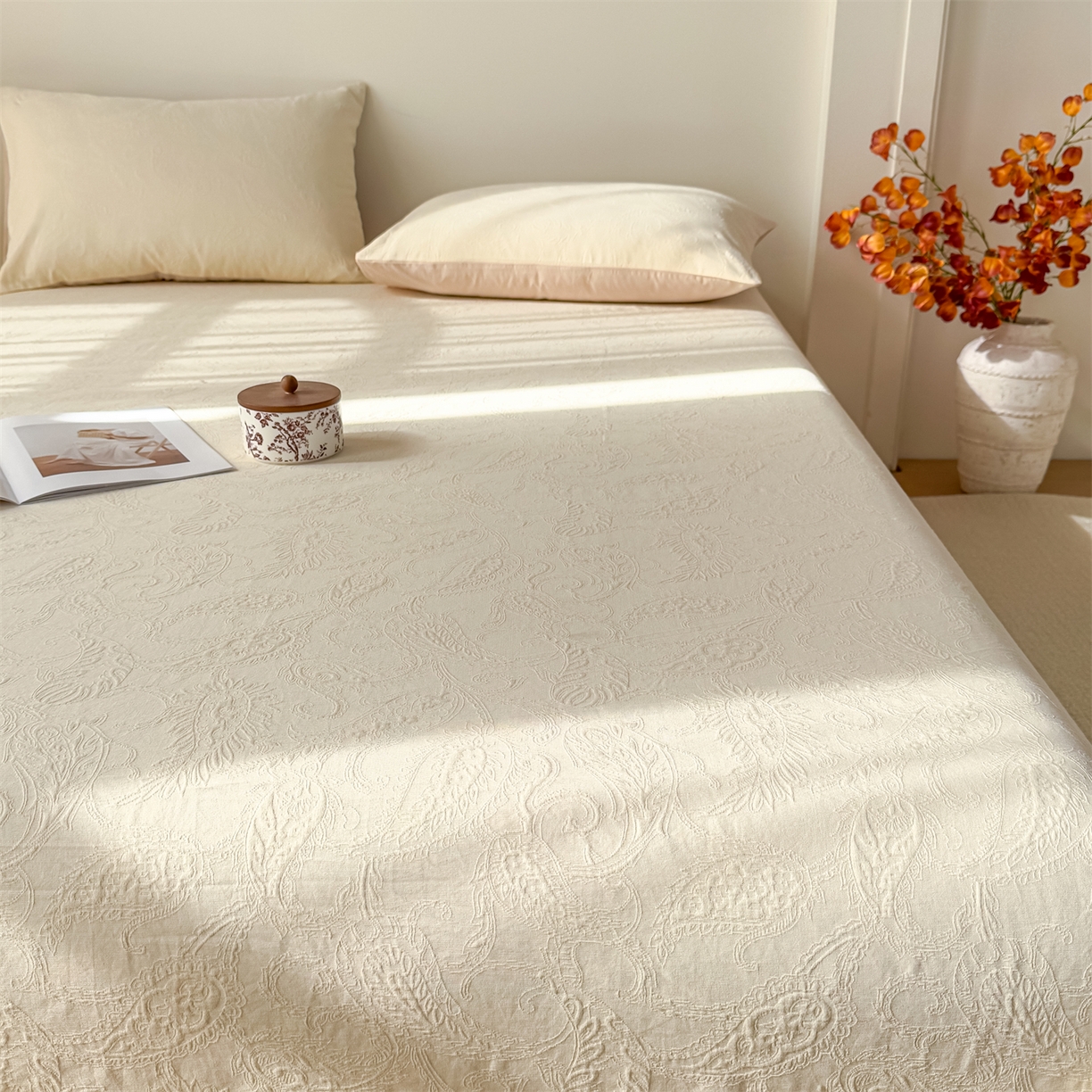 91家纺网 家纺一手货源 找家纺 女子家纺 2026新款全棉厚织三层水洗色织提花床单 罗格西亚-杏仁奶霜