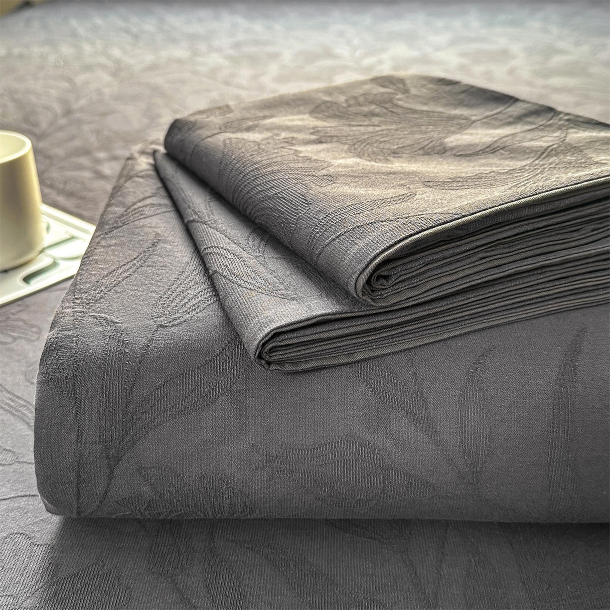 91家纺网 家纺一手货源 找家纺 女子家纺 2026新款全棉厚织三层水洗色织提花床单 芳菲-素墨