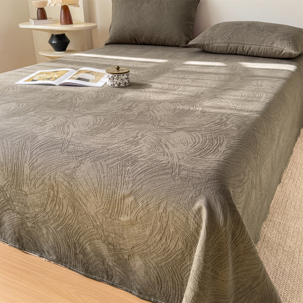 91家纺网 家纺一手货源 找家纺 女子家纺 2026新款全棉厚织三层水洗色织提花床单 柔丝漫语-摩卡