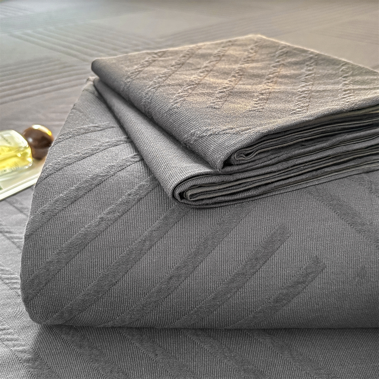 91家纺网 家纺一手货源 找家纺 女子家纺 2026新款全棉厚织三层水洗色织提花床单 云汐-素墨