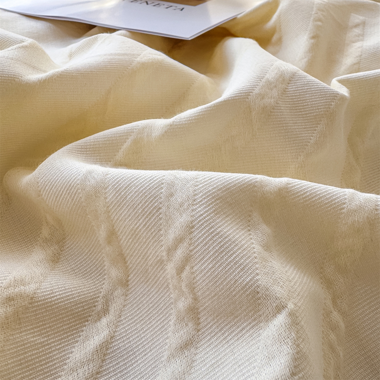 91家纺网 家纺一手货源 找家纺 女子家纺 2026新款全棉厚织三层水洗色织提花床单 云汐-杏仁奶霜