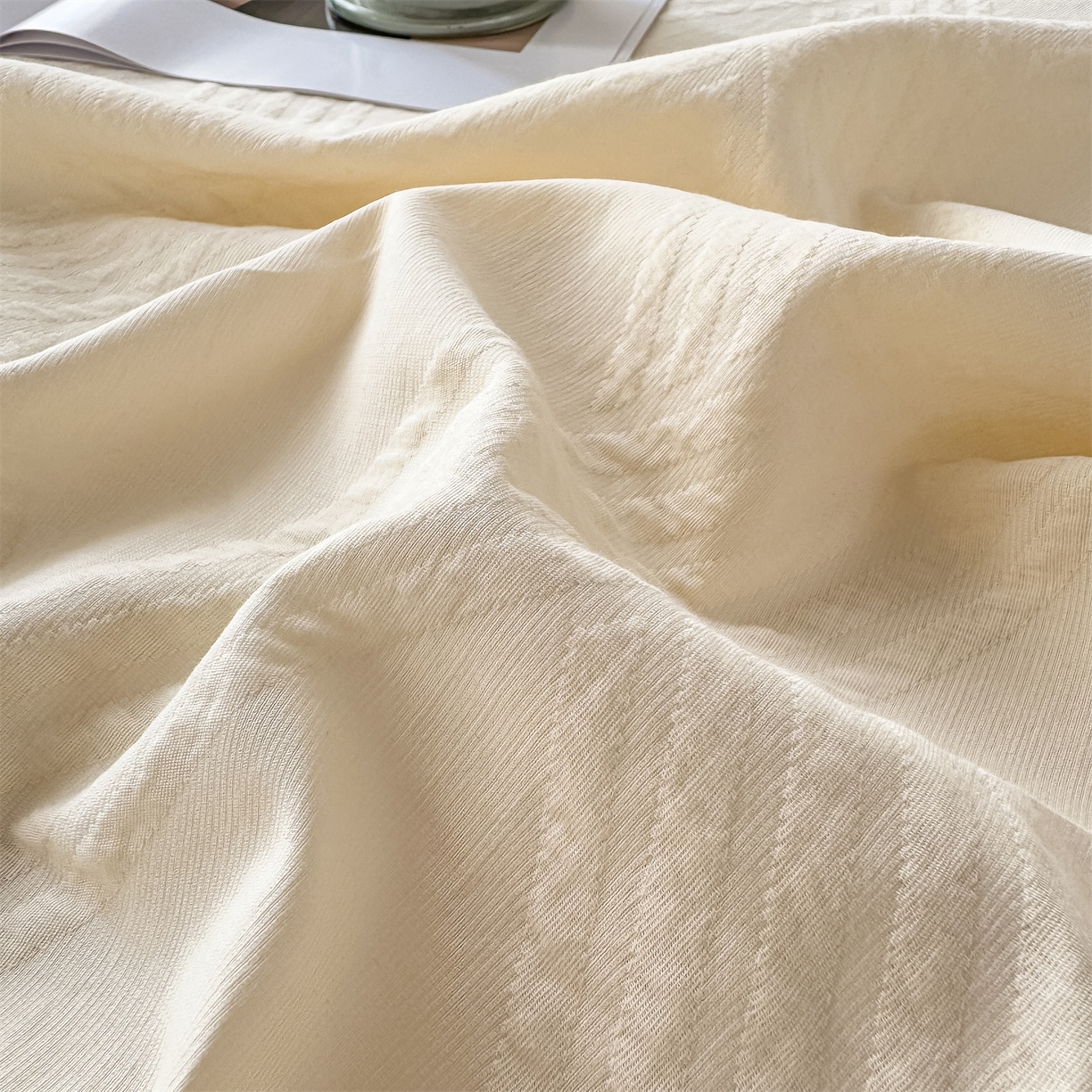 91家纺网 家纺一手货源 找家纺 女子家纺 2026新款全棉厚织三层水洗色织提花床单 维希-杏仁奶霜