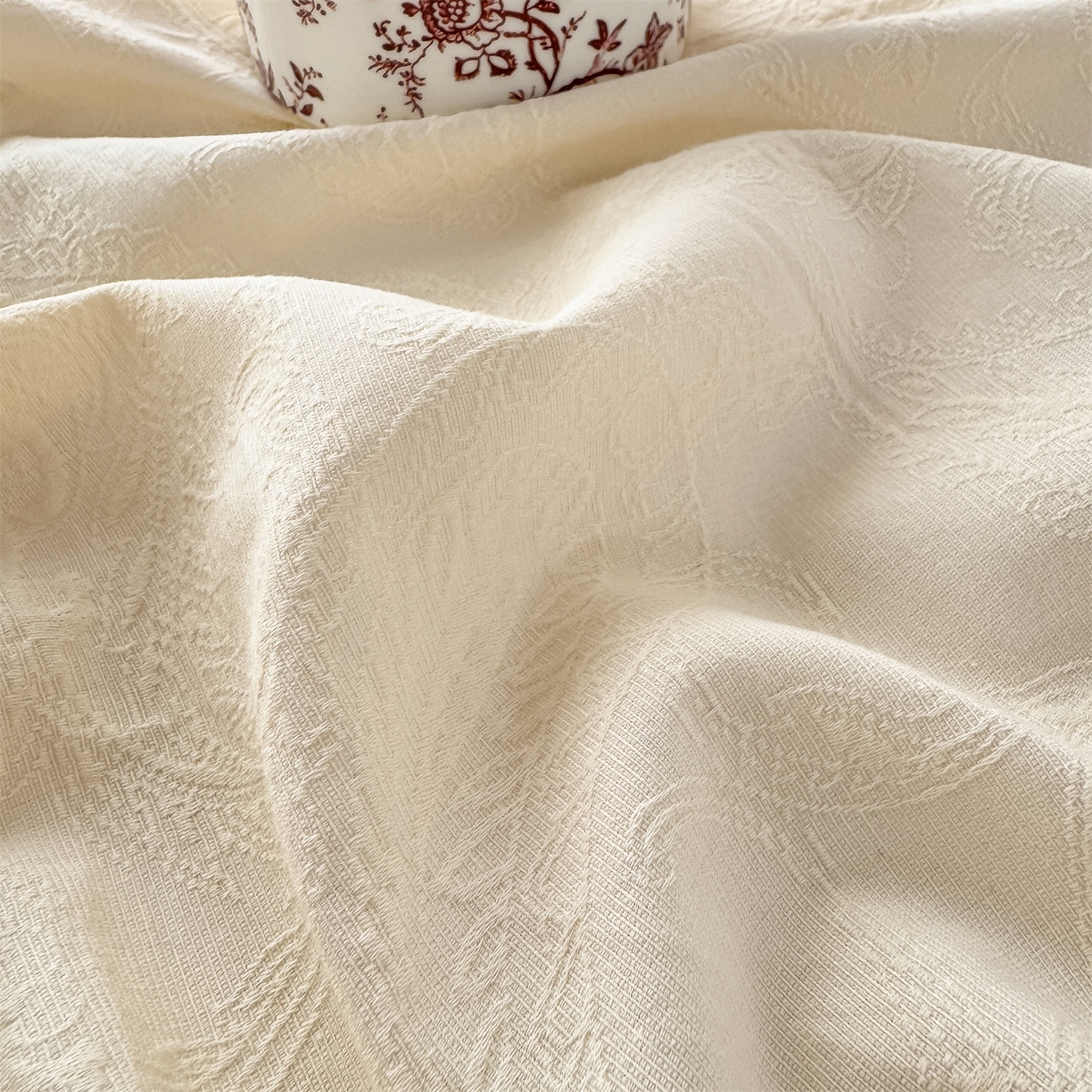 91家纺网 家纺一手货源 找家纺 女子家纺 2026新款全棉厚织三层水洗色织提花床单 罗格西亚-杏仁奶霜