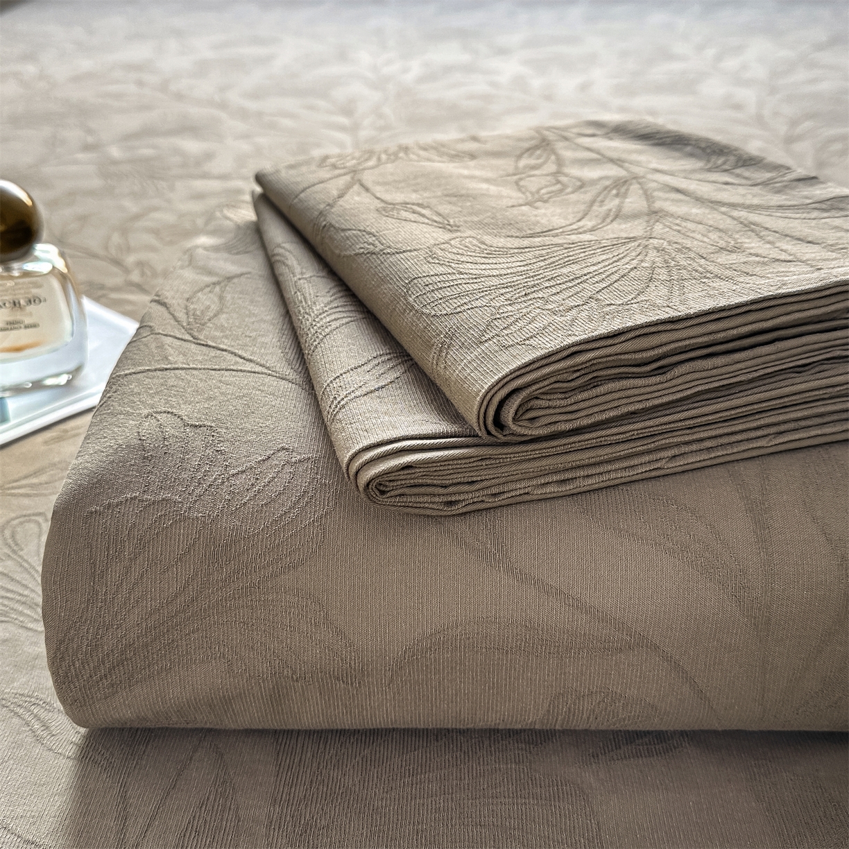 91家纺网 家纺一手货源 找家纺 女子家纺 2026新款全棉厚织三层水洗色织提花床单 芳菲-摩卡