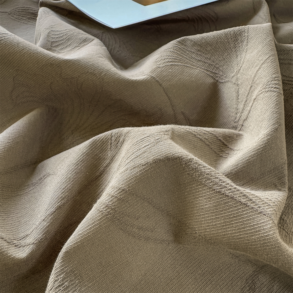 91家纺网 家纺一手货源 找家纺 女子家纺 2026新款全棉厚织三层水洗色织提花床单 芳菲-摩卡