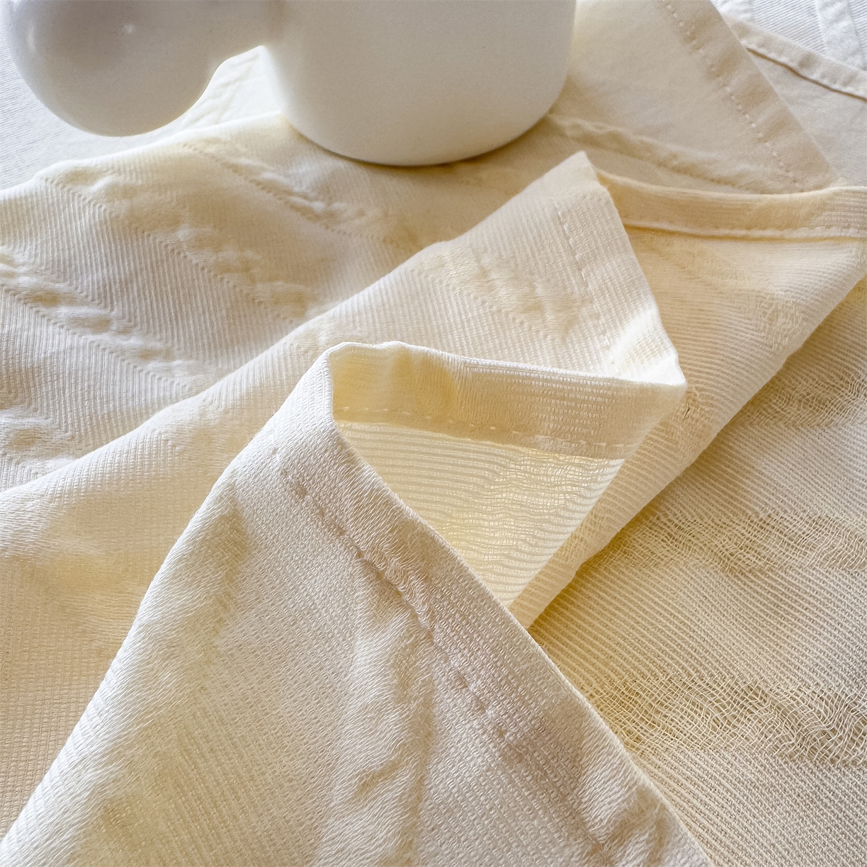 91家纺网 家纺一手货源 找家纺 女子家纺 2026新款全棉厚织三层水洗色织提花床单 云汐-杏仁奶霜