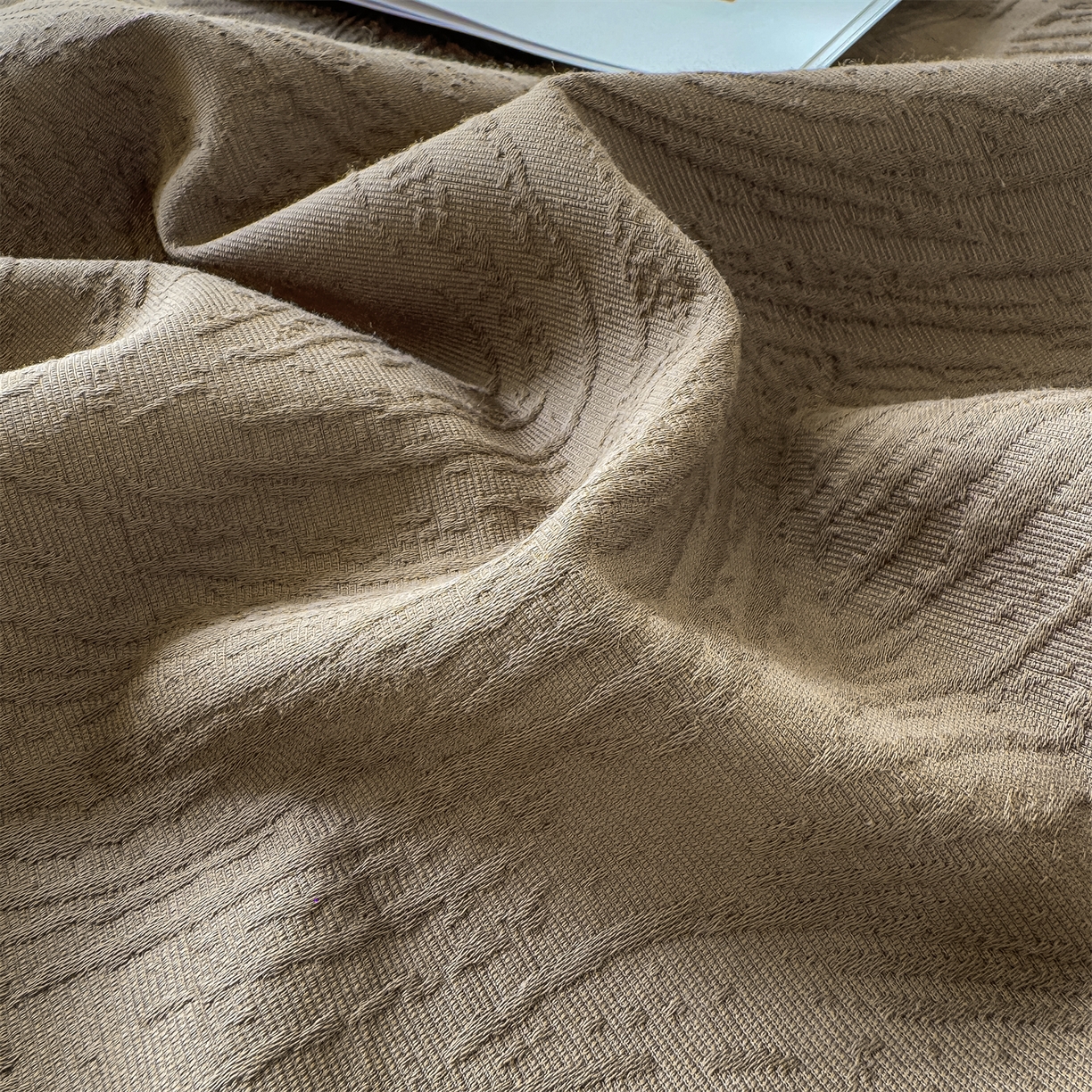 91家纺网 家纺一手货源 找家纺 女子家纺 2026新款全棉厚织三层水洗色织提花床单 柔丝漫语-摩卡