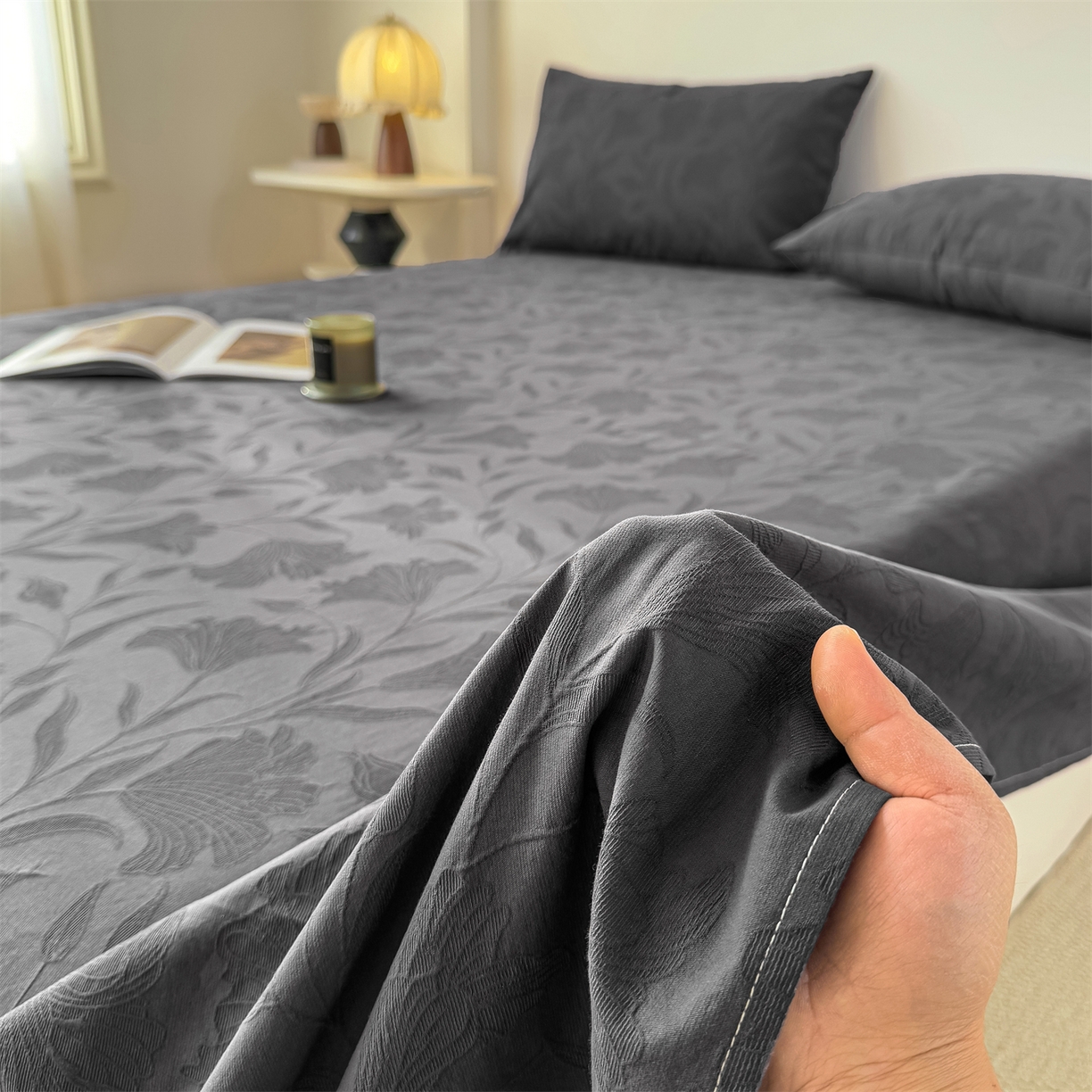 91家纺网 家纺一手货源 找家纺 女子家纺 2026新款全棉厚织三层水洗色织提花床单 芳菲-素墨