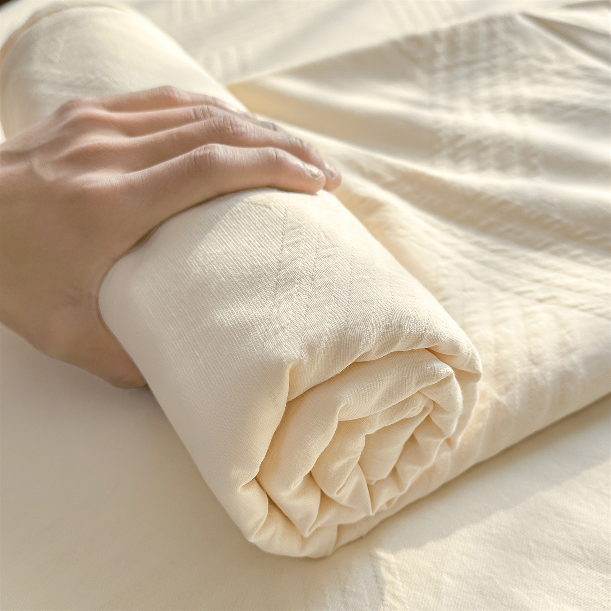 91家纺网 家纺一手货源 找家纺 女子家纺 2026新款全棉厚织三层水洗色织提花床单 维希-杏仁奶霜