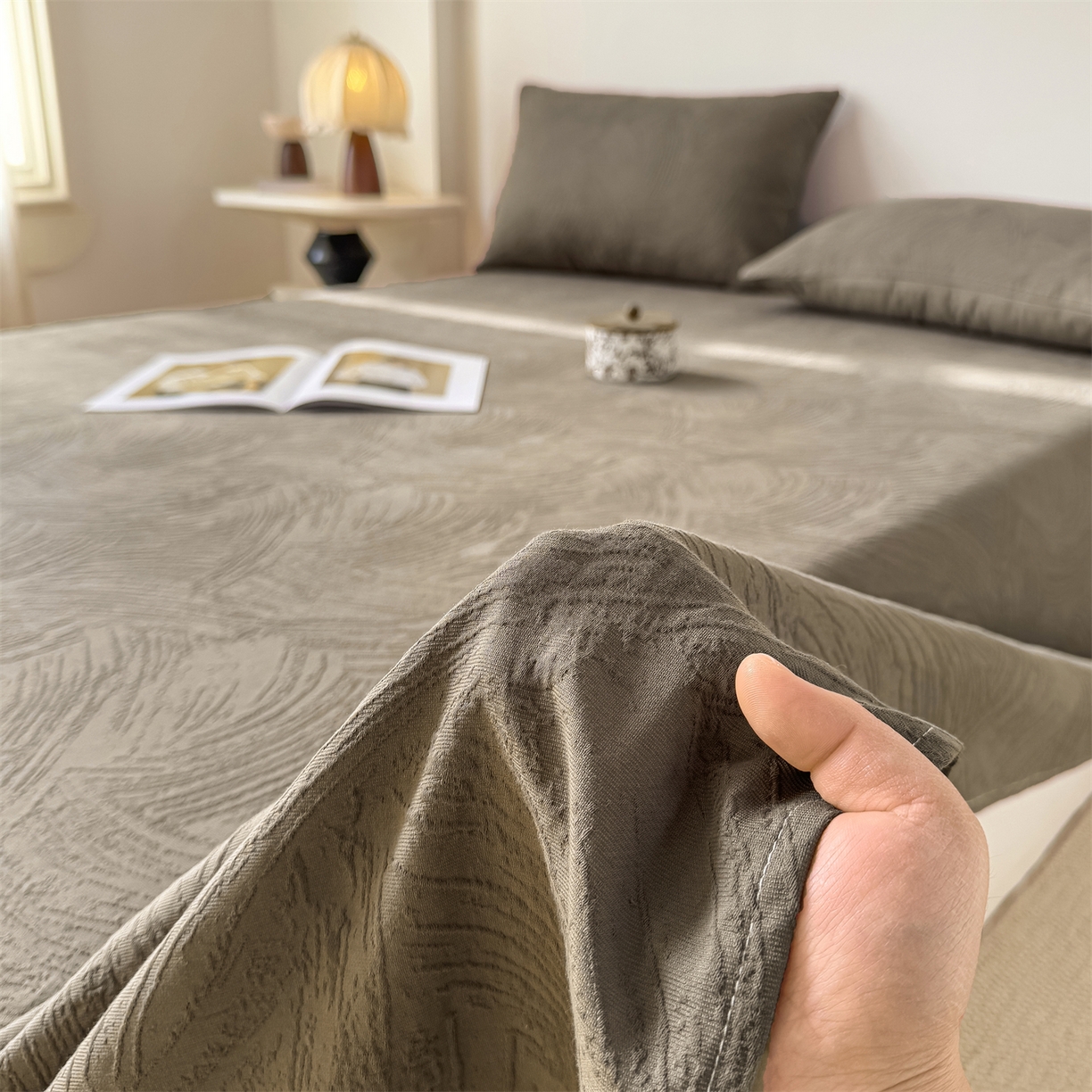 91家纺网 家纺一手货源 找家纺 女子家纺 2026新款全棉厚织三层水洗色织提花床单 柔丝漫语-摩卡