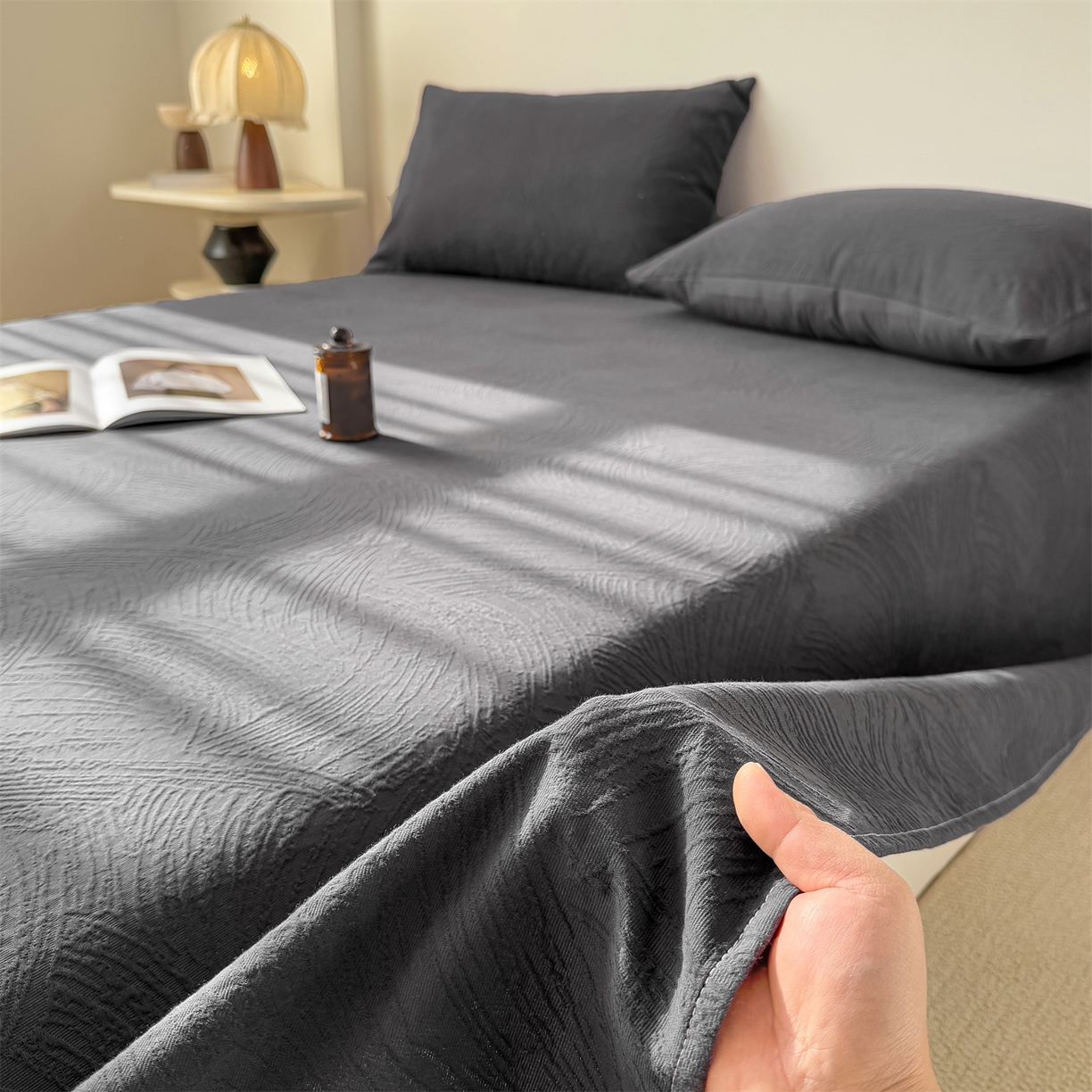 91家纺网 家纺一手货源 找家纺 女子家纺 2026新款全棉厚织三层水洗色织提花床单 柔丝漫语-素墨