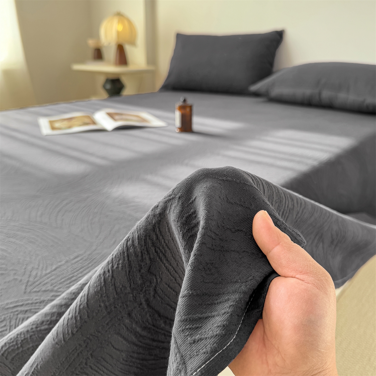 91家纺网 家纺一手货源 找家纺 女子家纺 2026新款全棉厚织三层水洗色织提花床单 柔丝漫语-素墨