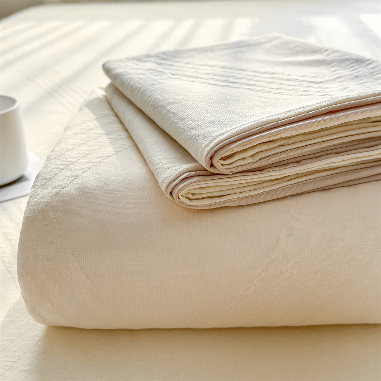 91家纺网 家纺一手货源 找家纺 女子家纺 2026新款全棉厚织三层水洗色织提花床单 维希-杏仁奶霜