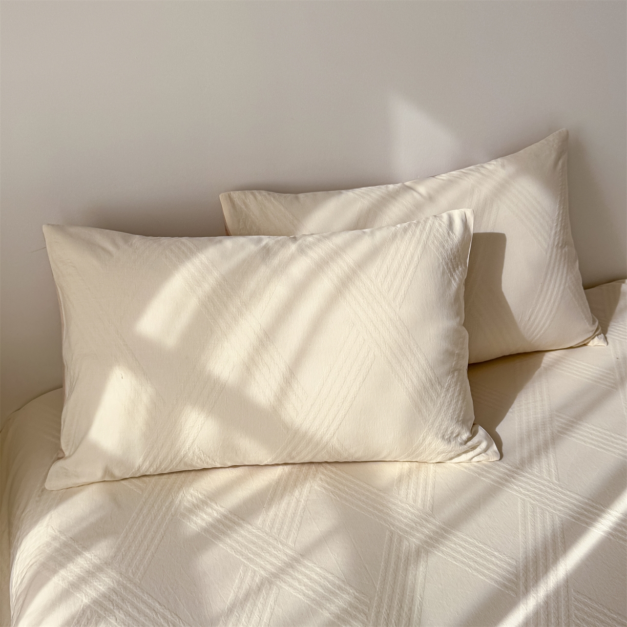 91家纺网 家纺一手货源 找家纺 女子家纺 2026新款全棉厚织三层水洗色织提花床单 维希-杏仁奶霜