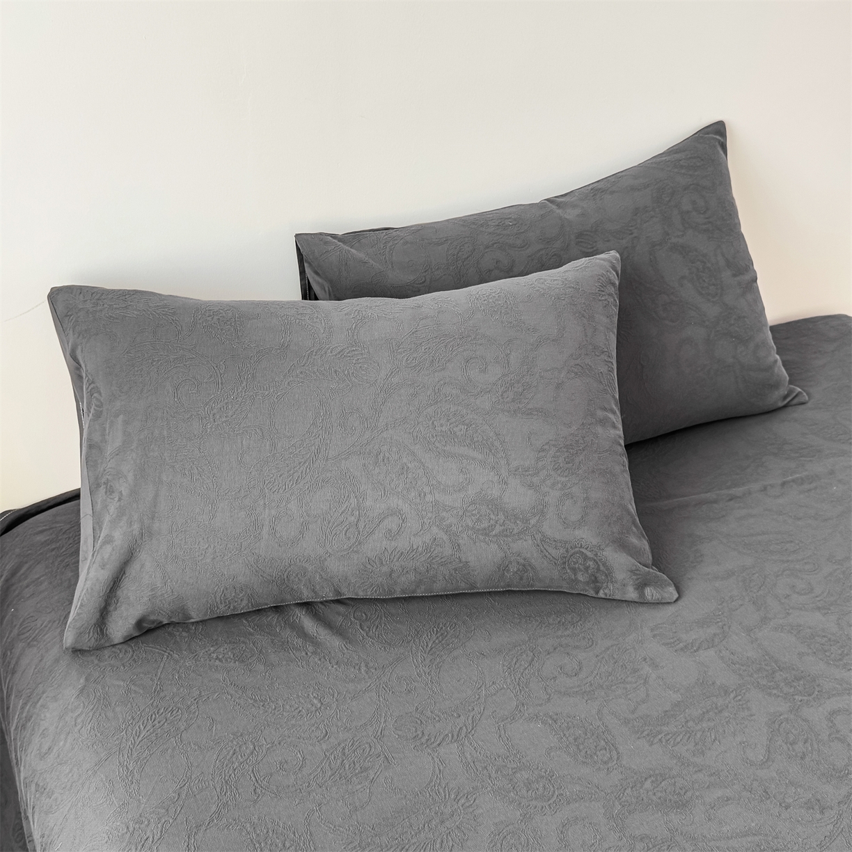 91家纺网 家纺一手货源 找家纺 女子家纺 2026新款全棉厚织三层水洗色织提花床单 罗格西亚-素墨