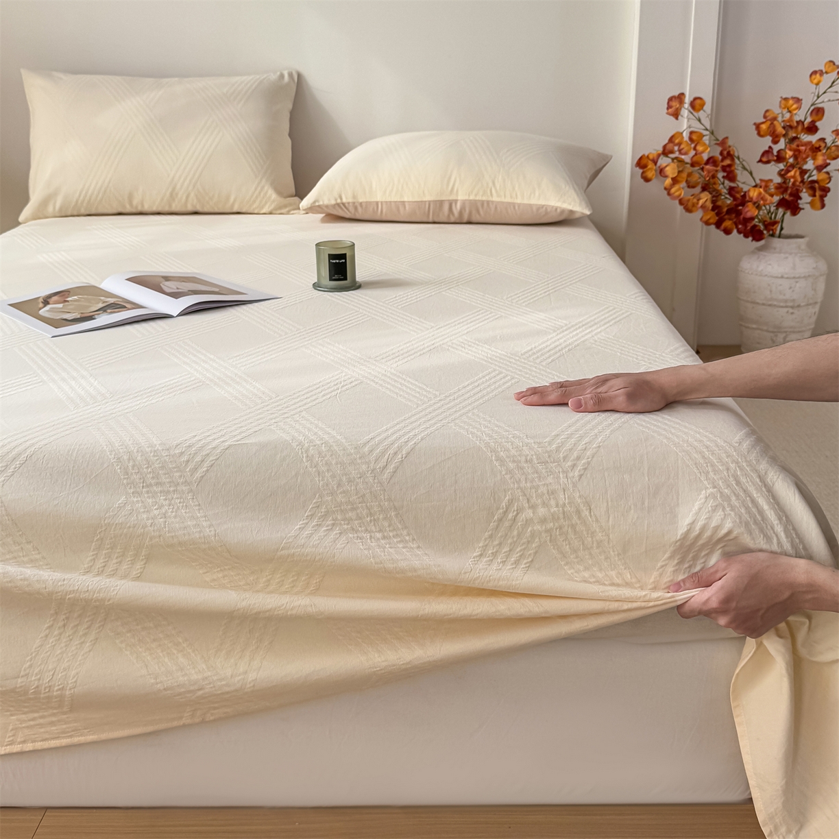 91家纺网 家纺一手货源 找家纺 女子家纺 2026新款全棉厚织三层水洗色织提花床单 维希-杏仁奶霜